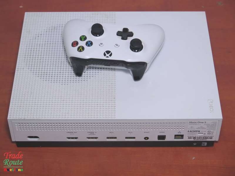 XBOX One S Console (WHITE) Model 1681 1TB + 1 Controller