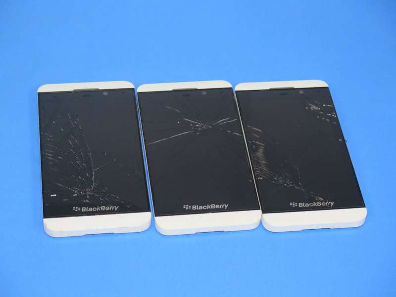 3 X Blackberry phones - For spares or repairs