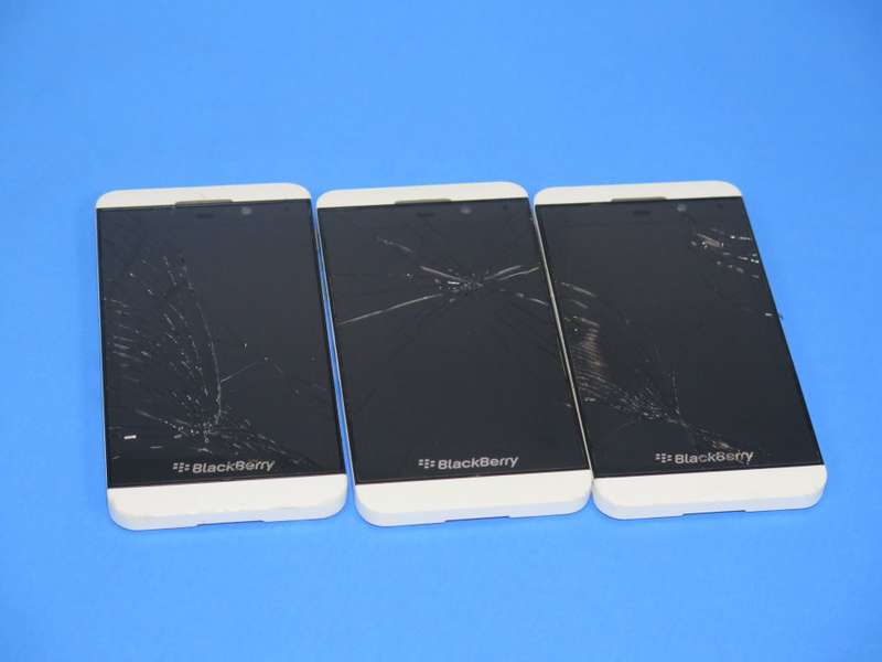 3 X Blackberry phones - For spares or repairs