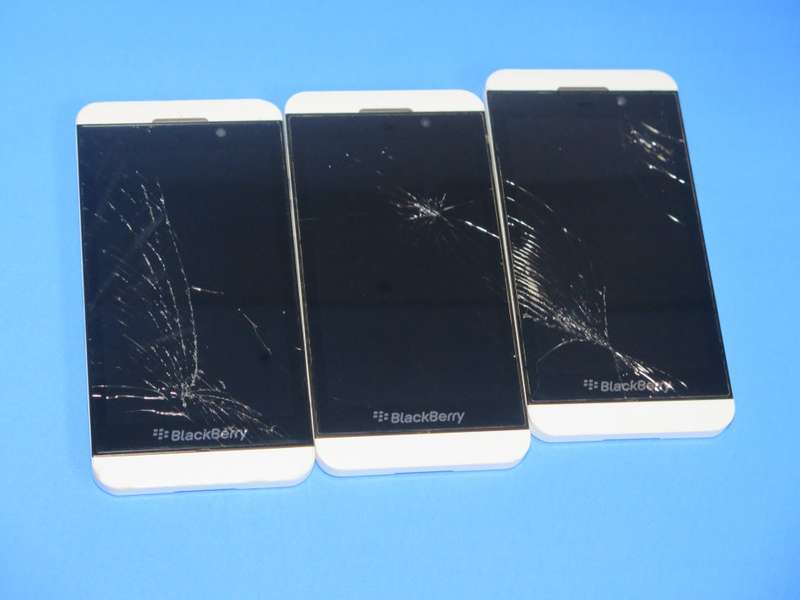 3 X Blackberry phones - For spares or repairs