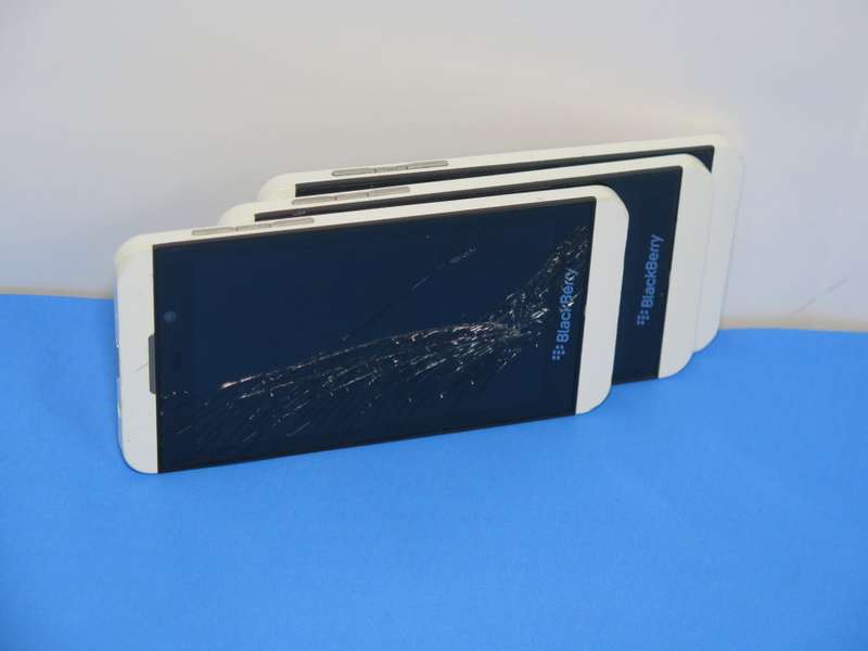 3 X Blackberry phones - For spares or repairs
