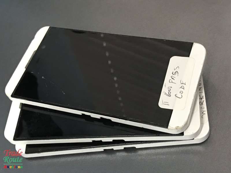 3 X Blackberry phones - For spares or repairs