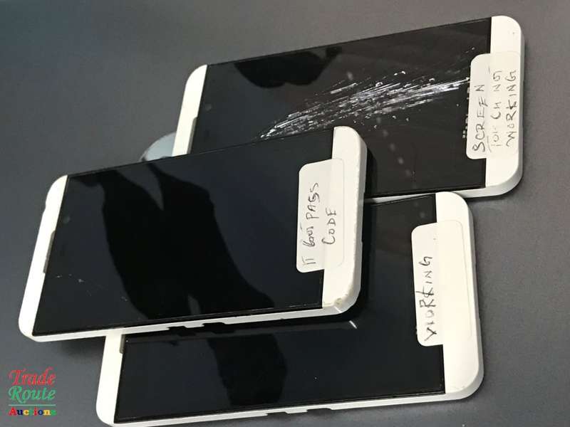 3 X Blackberry phones - For spares or repairs