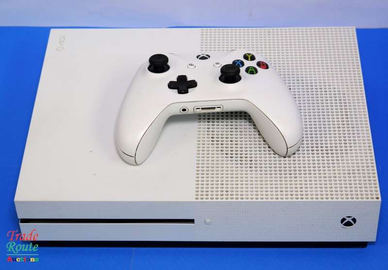 XBOX One S Console (WHITE) Model 1681 1TB + 1 Controller