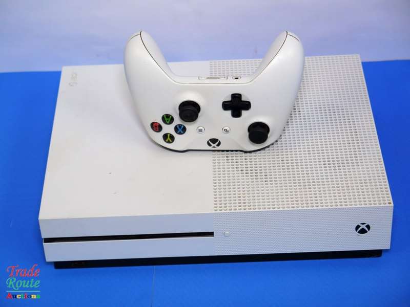 XBOX One S Console (WHITE) Model 1681 1TB + 1 Controller