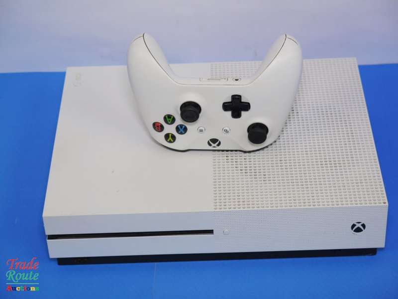 XBOX One S Console (WHITE) Model 1681 1TB + 1 Controller