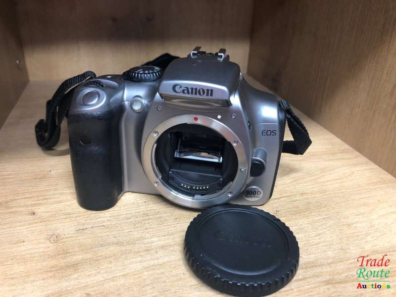 Canon 300D Digital SLR camera (SILVER) BODY [ NO CHARGER ]