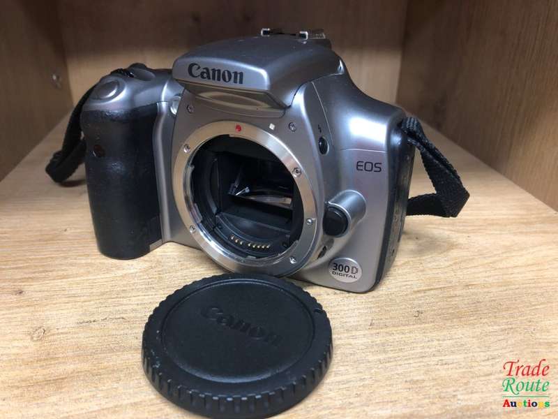 Canon 300D Digital SLR camera (SILVER) BODY [ NO CHARGER ]