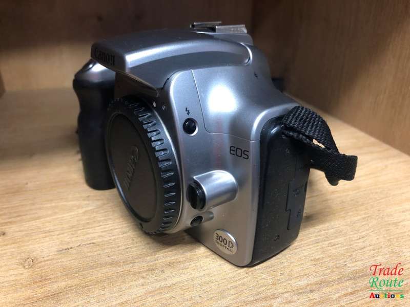 Canon 300D Digital SLR camera (SILVER) BODY [ NO CHARGER ]