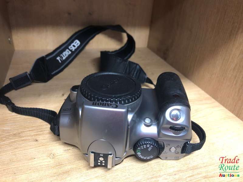 Canon 300D Digital SLR camera (SILVER) BODY [ NO CHARGER ]