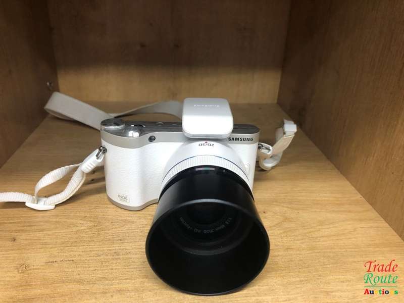 Samsung NX300 Mirrorless Digital Camera with 45mm f/1.8 2D/3D Lens (White)