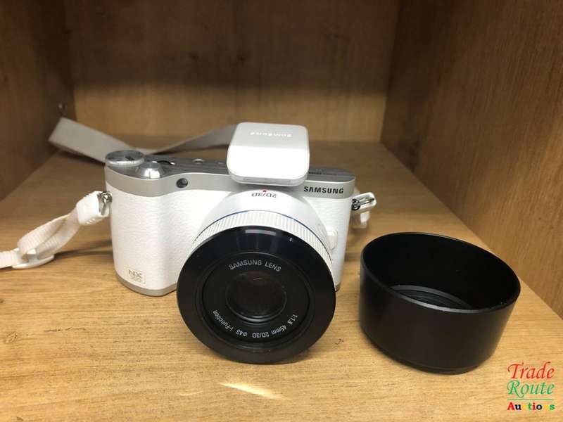 Samsung NX300 Mirrorless Digital Camera with 45mm f/1.8 2D/3D Lens (White)