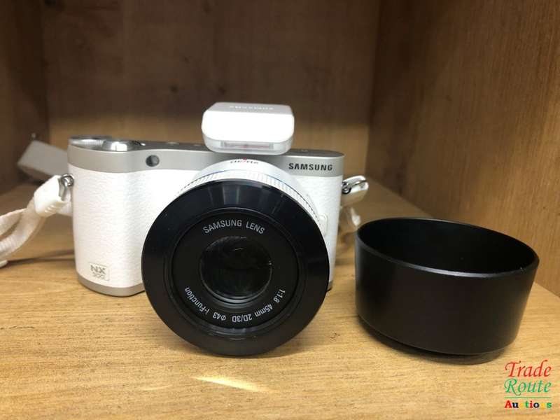 Samsung NX300 Mirrorless Digital Camera with 45mm f/1.8 2D/3D Lens (White)