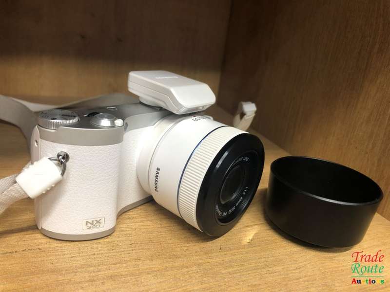 Samsung NX300 Mirrorless Digital Camera with 45mm f/1.8 2D/3D Lens (White)