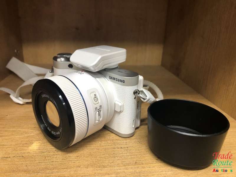 Samsung NX300 Mirrorless Digital Camera with 45mm f/1.8 2D/3D Lens (White)