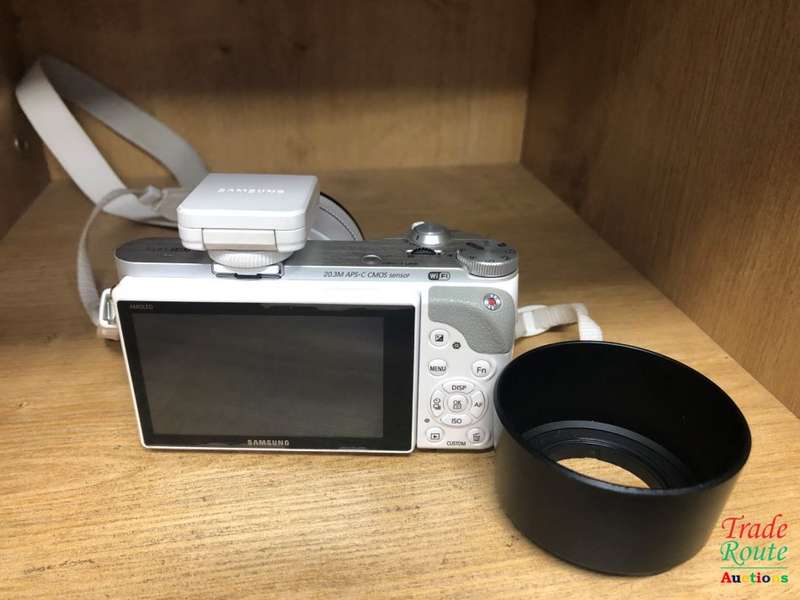 Samsung NX300 Mirrorless Digital Camera with 45mm f/1.8 2D/3D Lens (White)