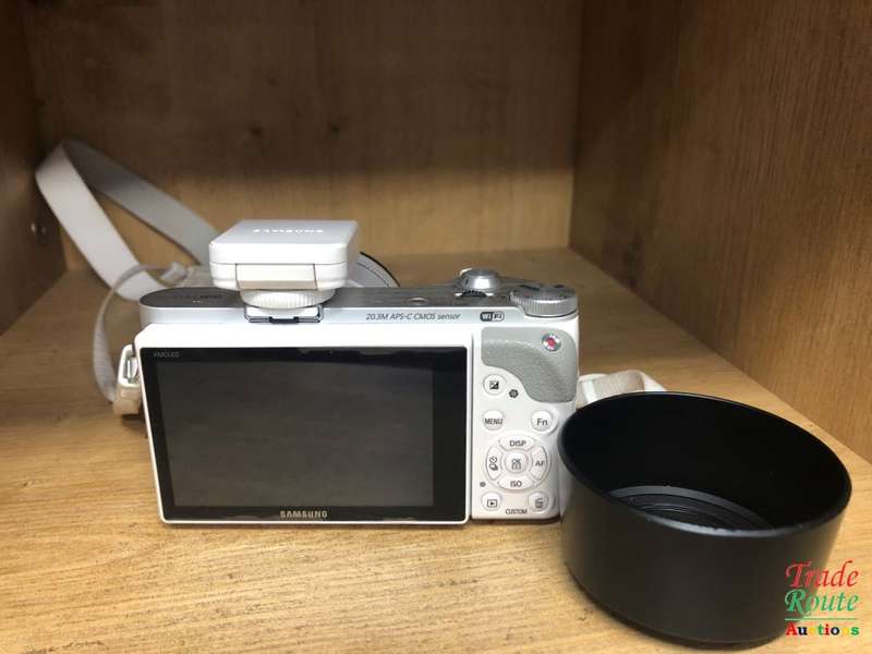 Samsung NX300 Mirrorless Digital Camera with 45mm f/1.8 2D/3D Lens (White)
