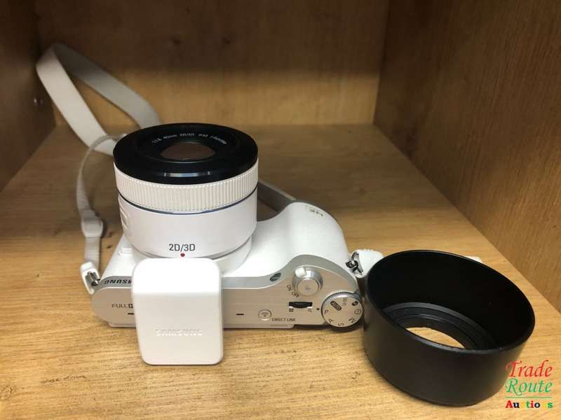 Samsung NX300 Mirrorless Digital Camera with 45mm f/1.8 2D/3D Lens (White)