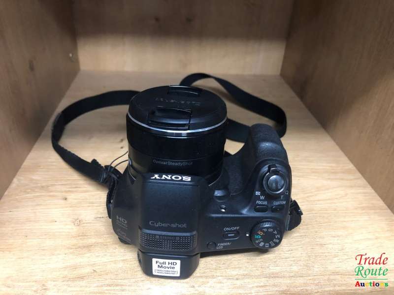Sony Cyber-shot DSC-HX200V 18.2 MP Exmor R CMOS Digital Camera with 30x Optical Zoom