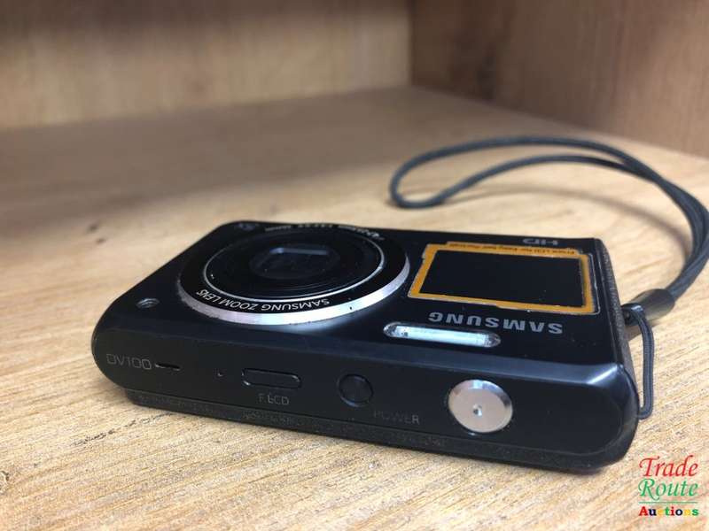 Samsung DV100 Dual View Digital Camera 16.1 Mega pixels with 5x Optical Zoom