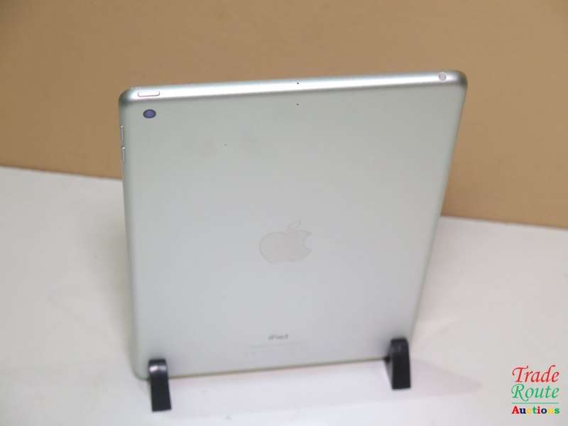 APPLE IPAD 9.7-inch 5th Gen | MP2G2HC/A | 32GB | WiFi | RETINA DISPLAY