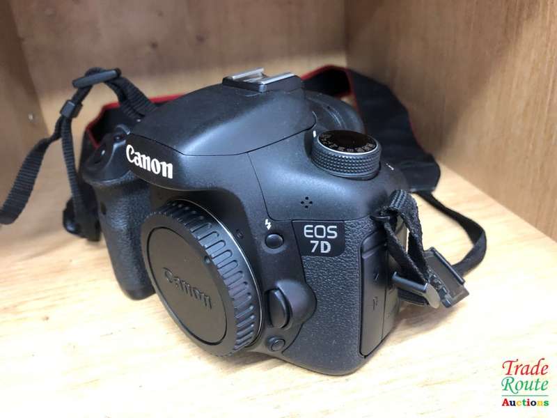 Canon EOS 7D 18MP PROFESSIONAL Digital SLR Camera (BODY) - 18 Megapixels