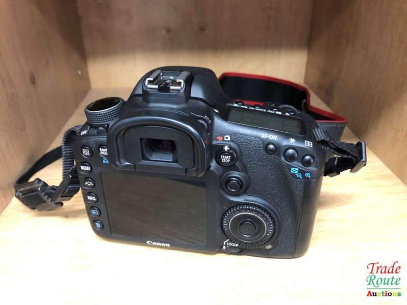 Canon EOS 7D 18MP PROFESSIONAL Digital SLR Camera (BODY) - 18 Megapixels