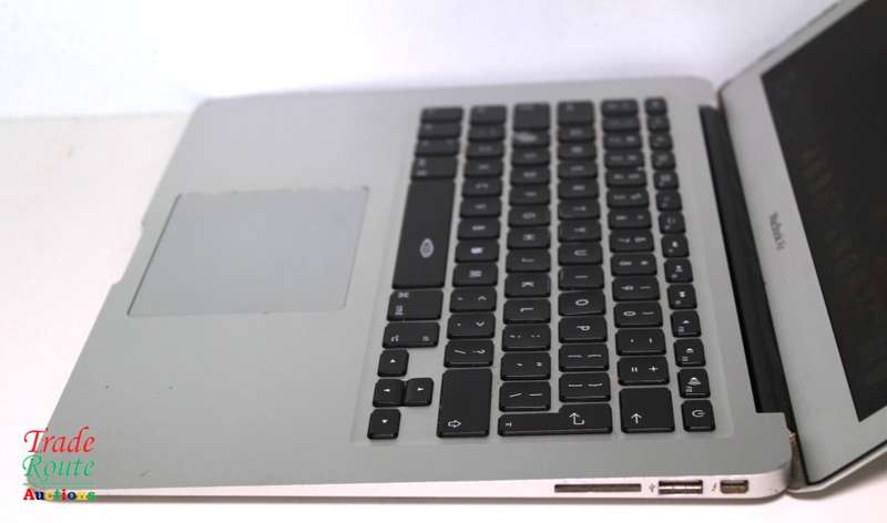 MacBook Air 13.3-inch | Core i5 1.6GHz | 4GB DDR3 RAM | 128GB SSD FLASH  **  EARLY 2015 ***
