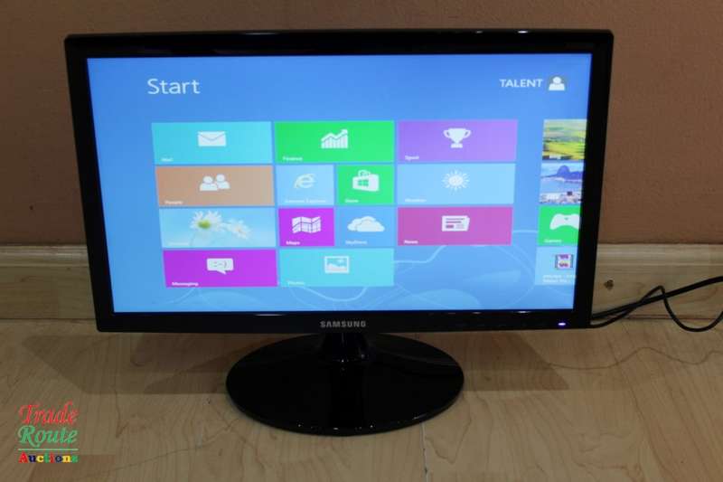 Samsung 18.5-Inch LED VGA Monitor | 1366 X 768 RESOLUTION | S19D300NY