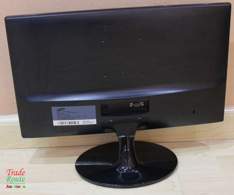 Samsung 18.5-Inch LED VGA Monitor | 1366 X 768 RESOLUTION | S19D300NY