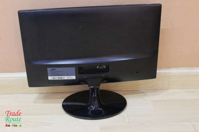 Samsung 18.5-Inch LED VGA Monitor | 1366 X 768 RESOLUTION | S19D300NY