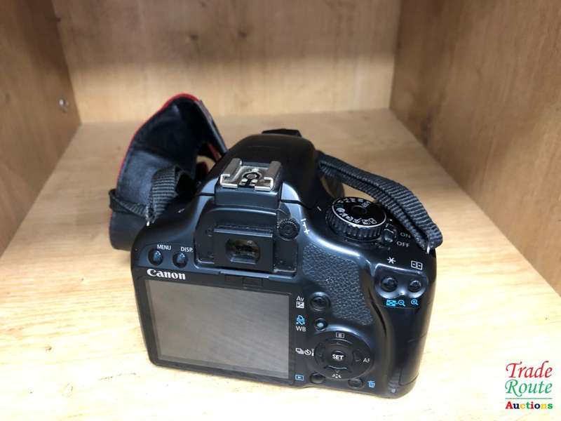 Canon EOS 450D DigitalSLR camera 12.2 Megapixels with Canon 18-55mm Lens Kit