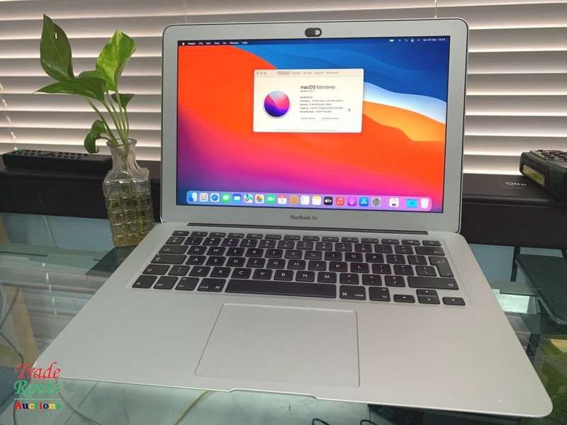 MacBook Air 13.3-inch * Core i5 1.6GHz * 4GB  RAM * 128GB SSD * MAC OS Monterey 2015 Model
