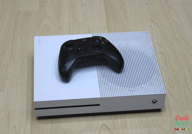 XBOX One S Console (WHITE) Model 1681 1TB + 1 Controller (BLACK)