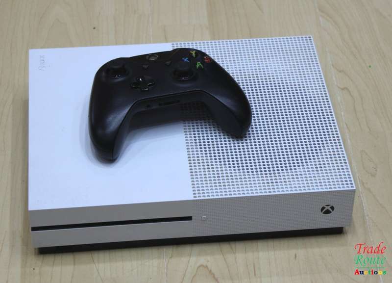 XBOX One S Console (WHITE) Model 1681 1TB + 1 Controller (BLACK)
