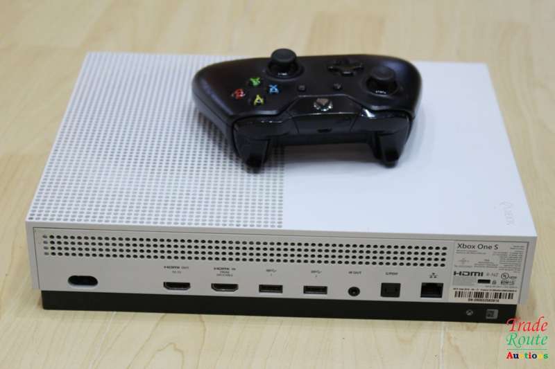XBOX One S Console (WHITE) Model 1681 1TB + 1 Controller (BLACK)