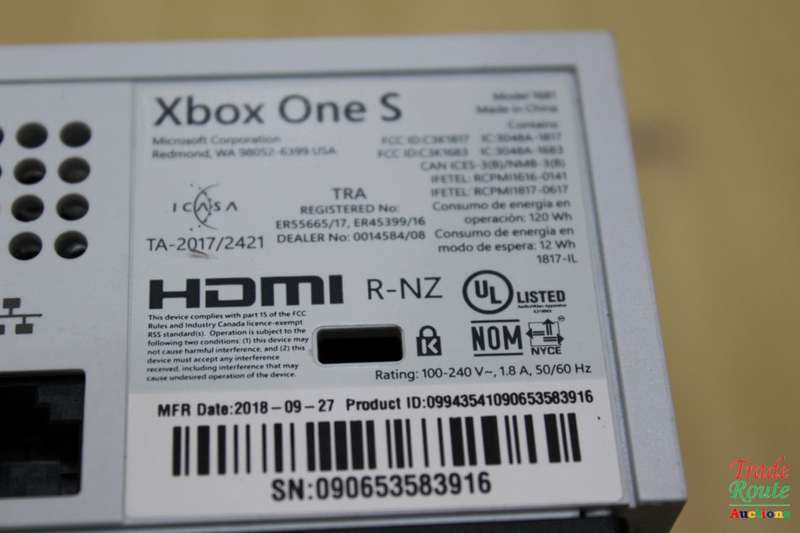 XBOX One S Console (WHITE) Model 1681 1TB + 1 Controller (BLACK)