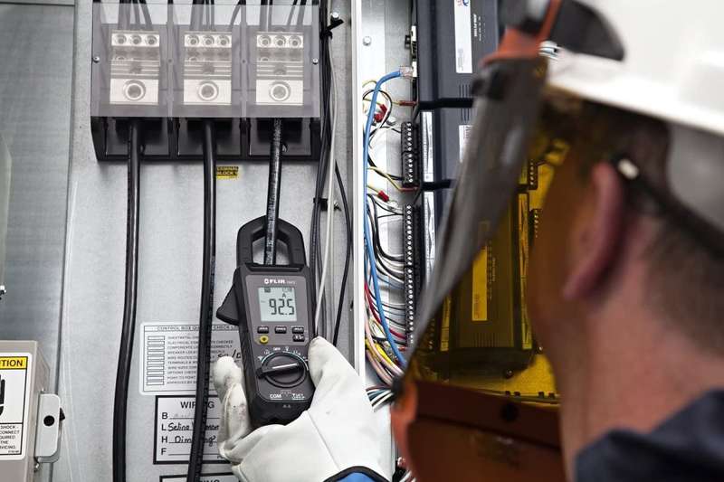 FLIR CM72 600A AC Commercial Clamp Meter