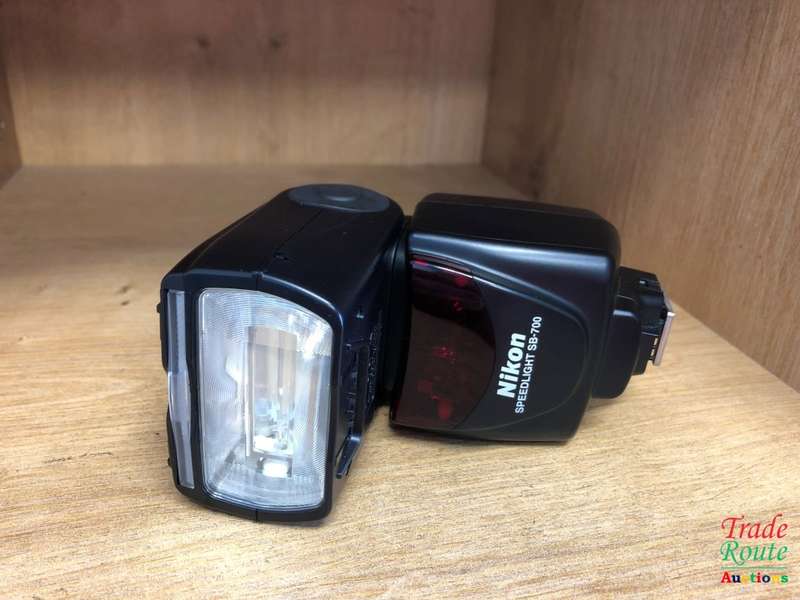 Nikon SB-700 Speedlight Flash - SB700 Flash light for Nikon DSLR Cameras with pouch
