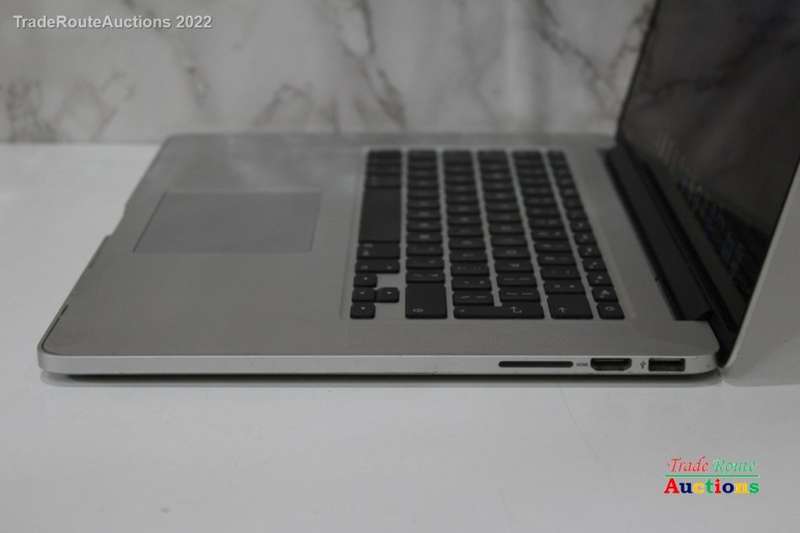 Apple MacBook Pro 15.4-inch  | Core i7 2.3GHz | 8GB RAM | 256GB SSD  ** RETINA DISPLAY **