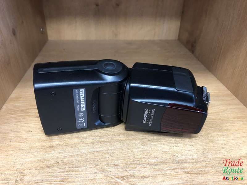 Yongnuo YN560 Flash Speedlite - Can fit both Canon or Nikon DSLR Cameras