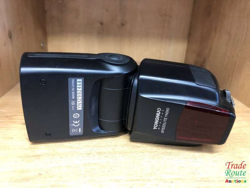 Yongnuo YN560 Flash Speedlite - Can fit both Canon or Nikon DSLR Cameras