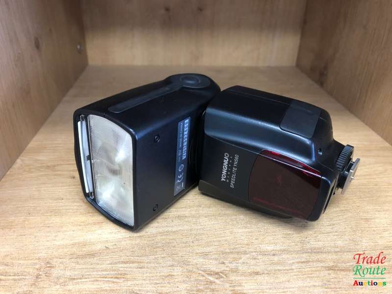 Yongnuo YN560 Flash Speedlite - Can fit both Canon or Nikon DSLR Cameras