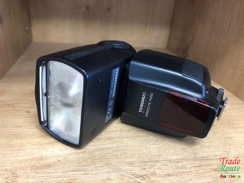 Yongnuo YN560 Flash Speedlite - Can fit both Canon or Nikon DSLR Cameras