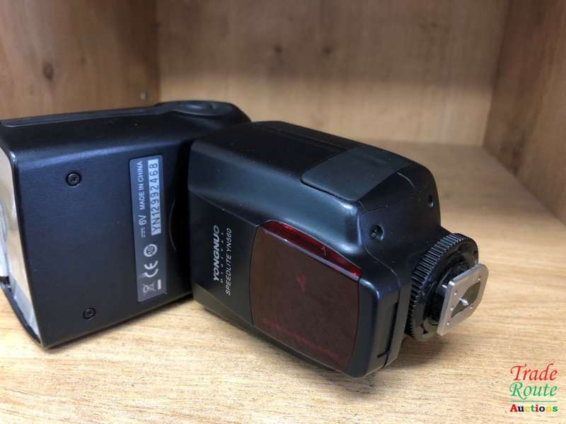 Yongnuo YN560 Flash Speedlite - Can fit both Canon or Nikon DSLR Cameras