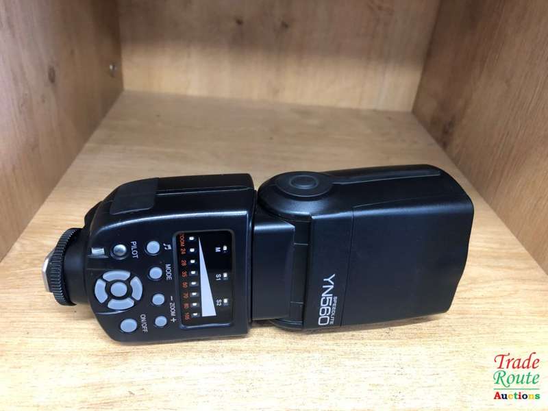 Yongnuo YN560 Flash Speedlite - Can fit both Canon or Nikon DSLR Cameras