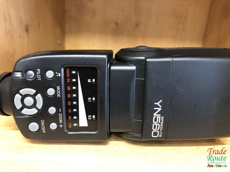 Yongnuo YN560 Flash Speedlite - Can fit both Canon or Nikon DSLR Cameras