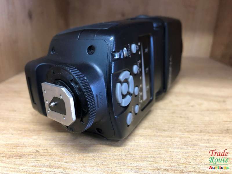 Yongnuo YN560 Flash Speedlite - Can fit both Canon or Nikon DSLR Cameras