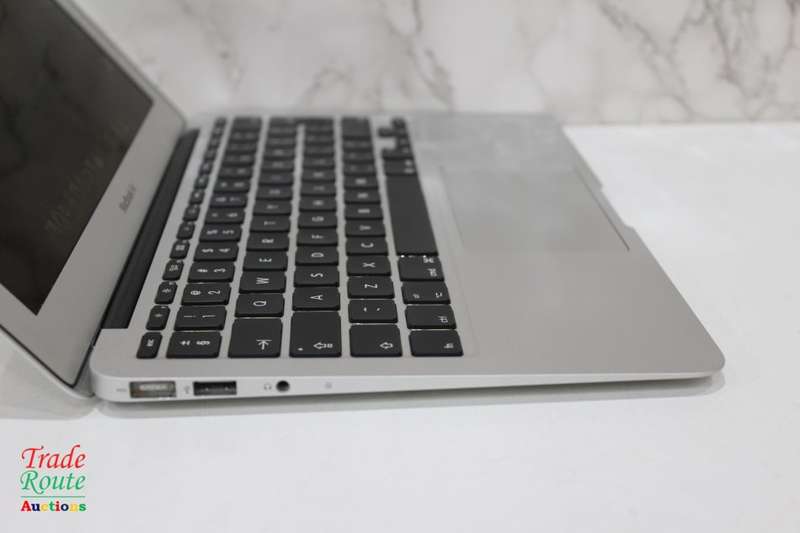 MacBook Air 11.6-inch | Core i5 1.6GHz | 2GB RAM | 64GB SSD FLASH  - Macbook Air MID2011