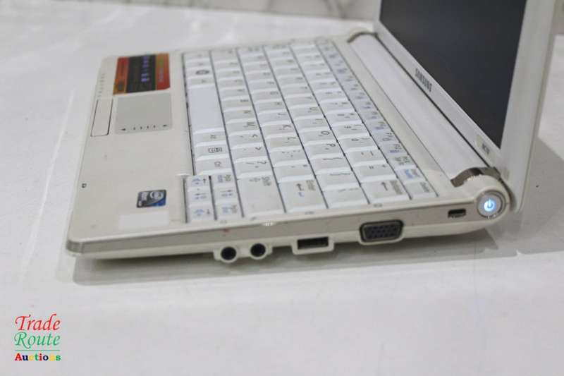 Samsung NC10 Mini Laptop - Intel Atom CPU N270 1.6Ghz - 1GB RAM 160GB HDD